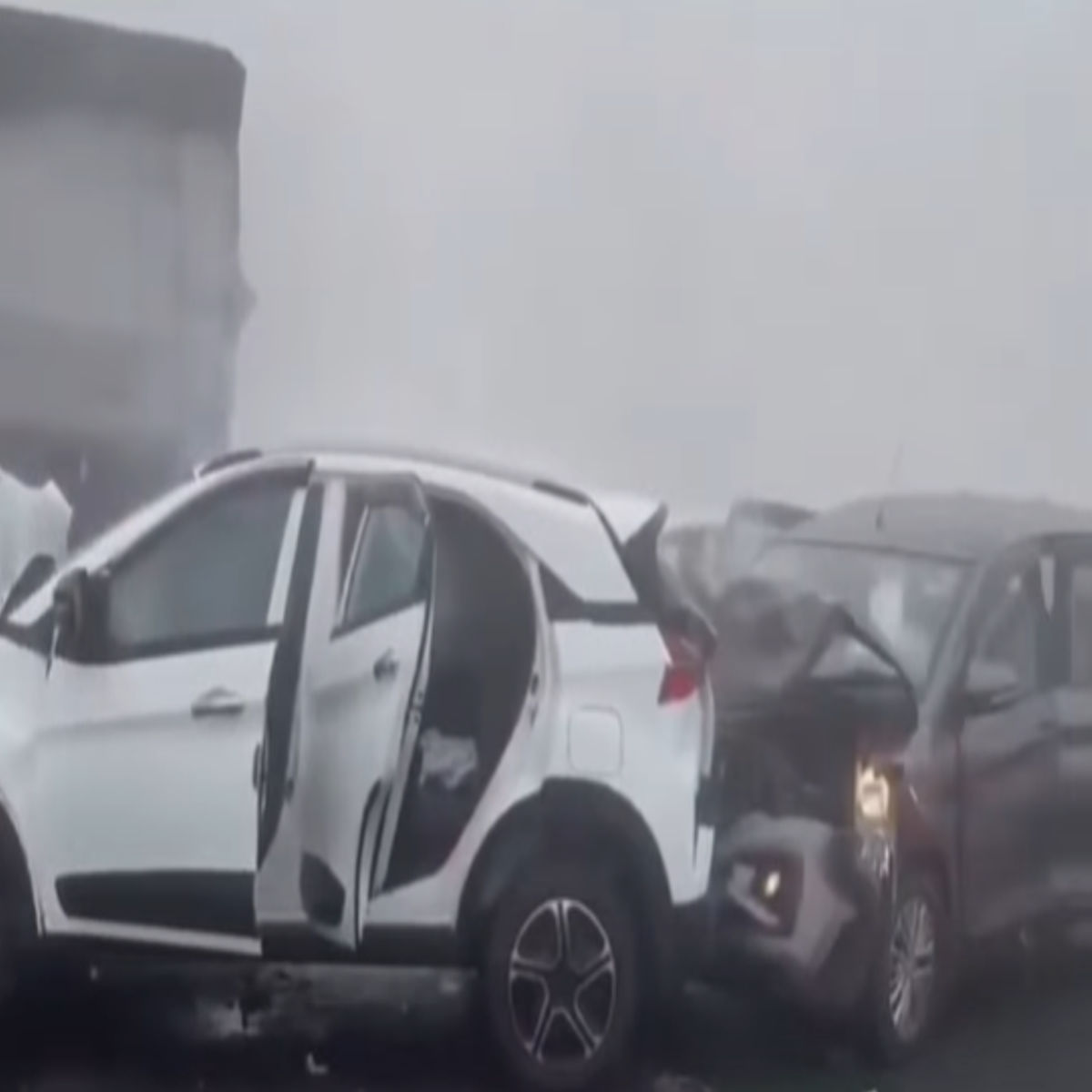 4 patay matapos magkarambola ang 20 na sasakyan sa Delhi-Mumbai dahil sa makapal na hamog